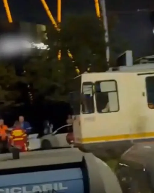 Accident pe o stradă din Capitală. Un pieton a fost lovit de tramvai după ce a traversat prin loc nepermis