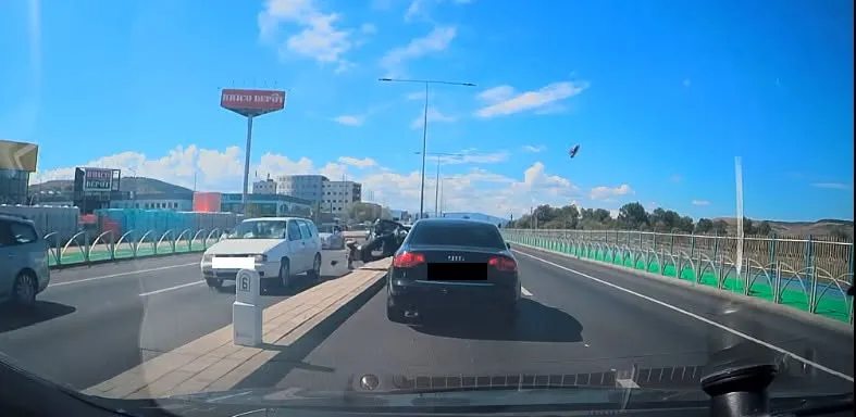 Accident rutier în Cluj. Un șofer a fost lovit de o mașină după ce a coborât pe carosabil pentru un portofel