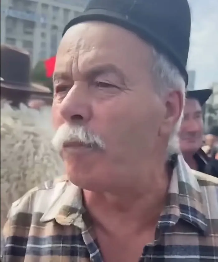 Protest violent în Piața Victoriei. Zeci de răniți și persoane duse la Poliție în urma confruntărilor cu jandarmii