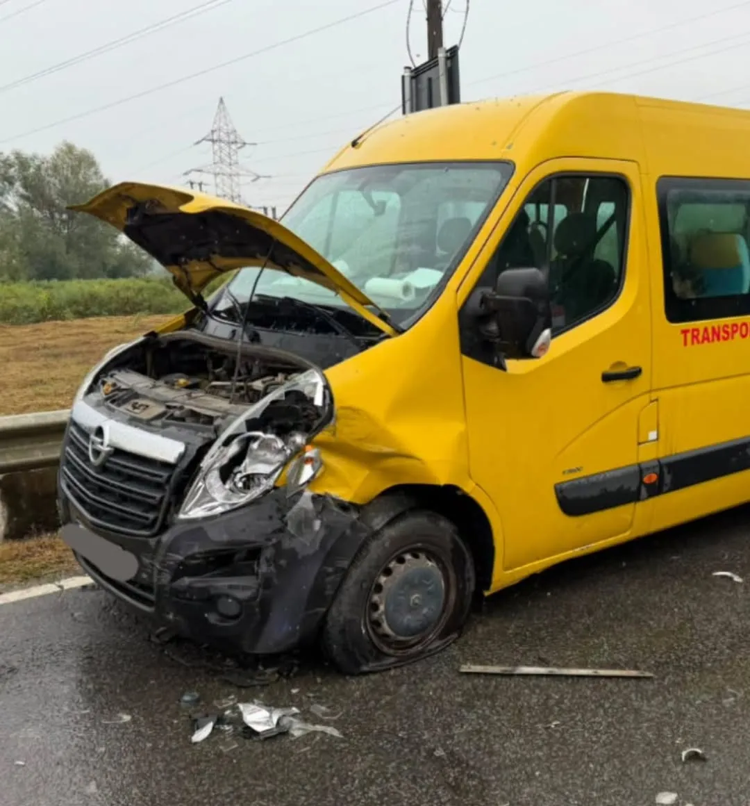 Accident cu 11 persoane în Sălaj. Un microbuz școlar, un camion și un autoturism s-au ciocnit pe DN 1H