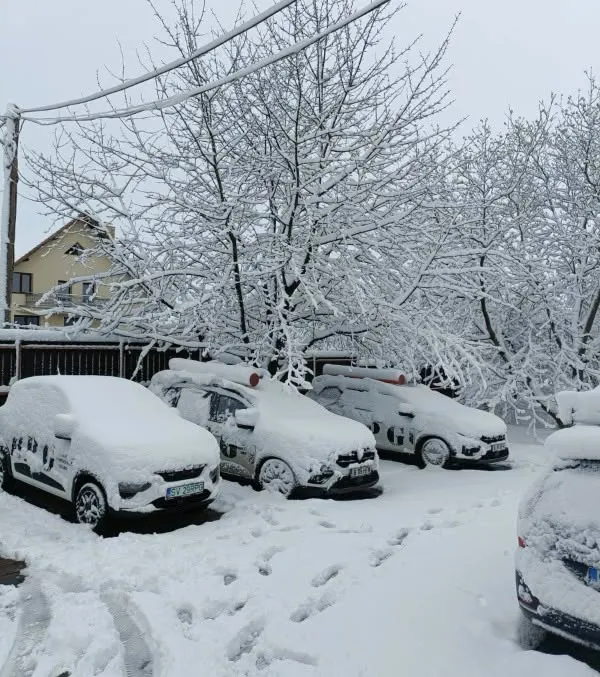 Schimbare bruscă a vremii în România. Temperaturile scad cu 15 grade și apar primele ninsori la munte