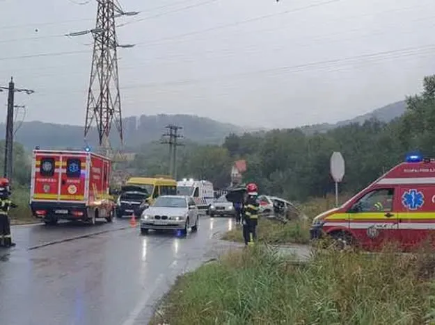 Accident rutier în Jibou cu un microbuz școlar și un camion. 11 persoane evaluate medical la fața locului