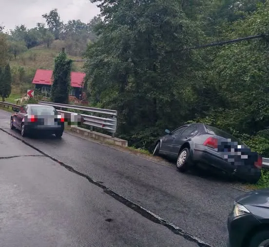 Accident între Năsăud și Liviu Rebreanu. Un bebeluș și mama sa au ajuns la spital după ce mașina s-a izbit în parapet