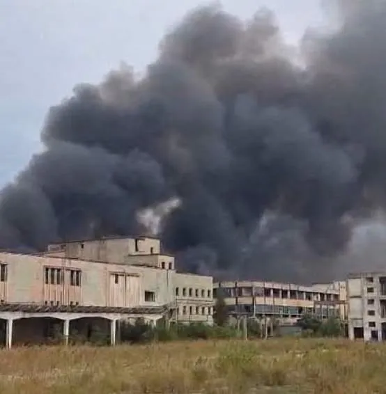 Incendiu masiv la o fabrică de hârtie din Drobeta-Turnu Severin. Pompieri din mai multe județe mobilizați la fața locului