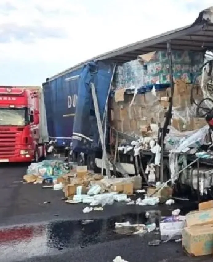 Accident pe Drumul Expres Craiova Pitești. Două TIR-uri s-au ciocnit, iar circulația este blocată