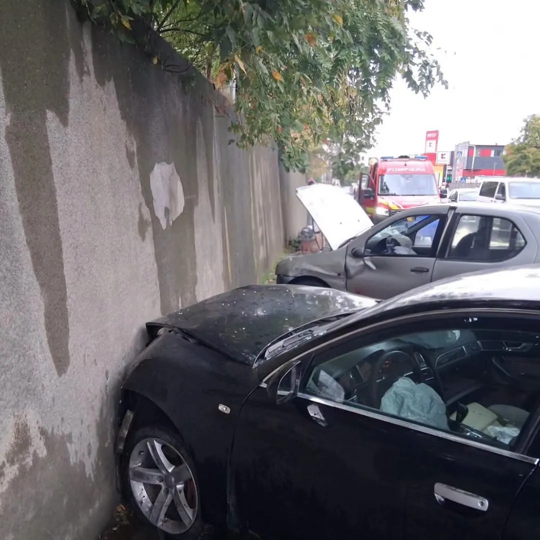 Accident rutier în Giurgiu. Un șofer a ajuns la spital în urma coliziunii dintre două mașini