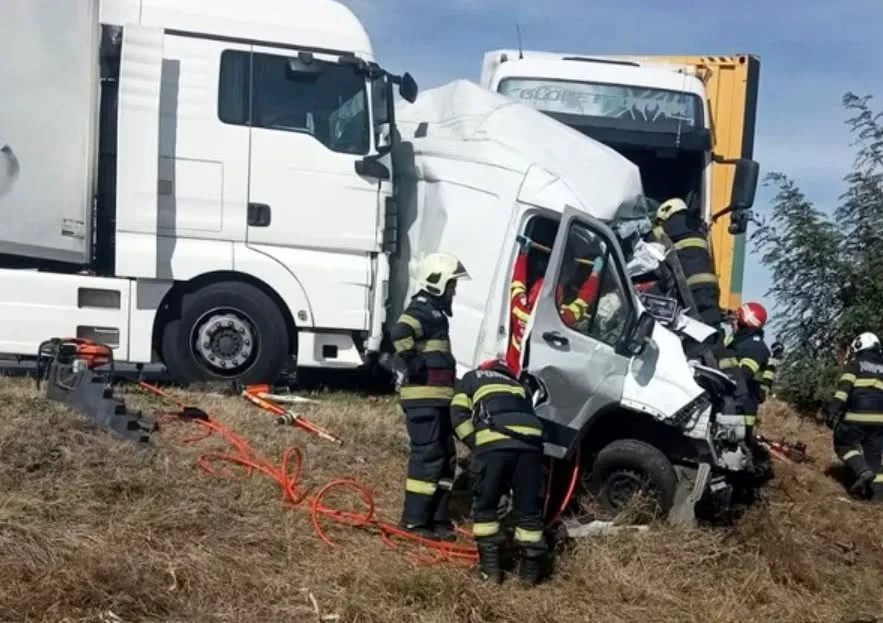 Tragedie rutieră în Caraş-Severin. Două femei au murit după ce microbuzul în care se aflau a fost strivit între două TIR-uri