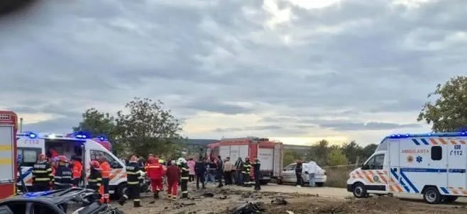 Tragedie rutieră în Iași. Un tânăr, mama și sora sa au murit după ce mașina în care se aflau s-a ciocnit cu un camion