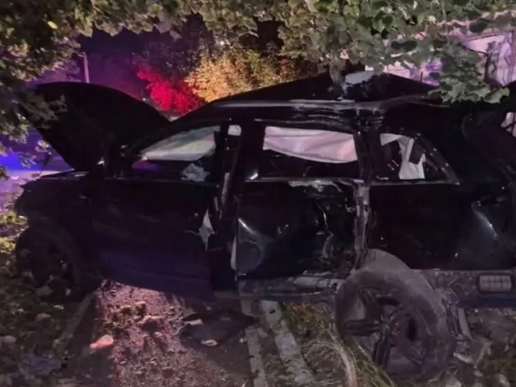Tragedie rutieră la Ocnița. Un adolescent a murit după ce un șofer de 18 ani fără permis a intrat cu mașina în copac