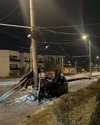 Accident mortal în Cluj-Napoca. Un șofer de 33 de ani a murit după ce a intrat cu mașina într-un stâlp