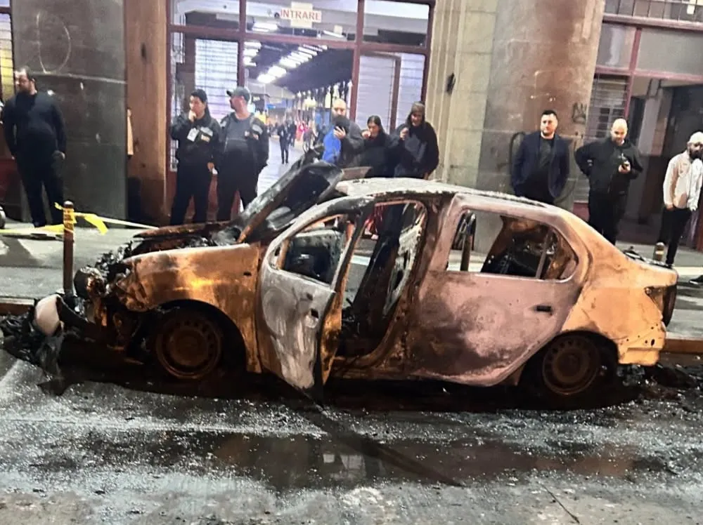 Incendiu violent în Capitală. Un autoturism electric a explodat în fața Gării de Nord