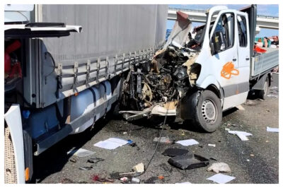 Tragedie pe Drumul Expres 12. Trei persoane au murit în urma coliziunii dintre un autotren și o autoutilitară