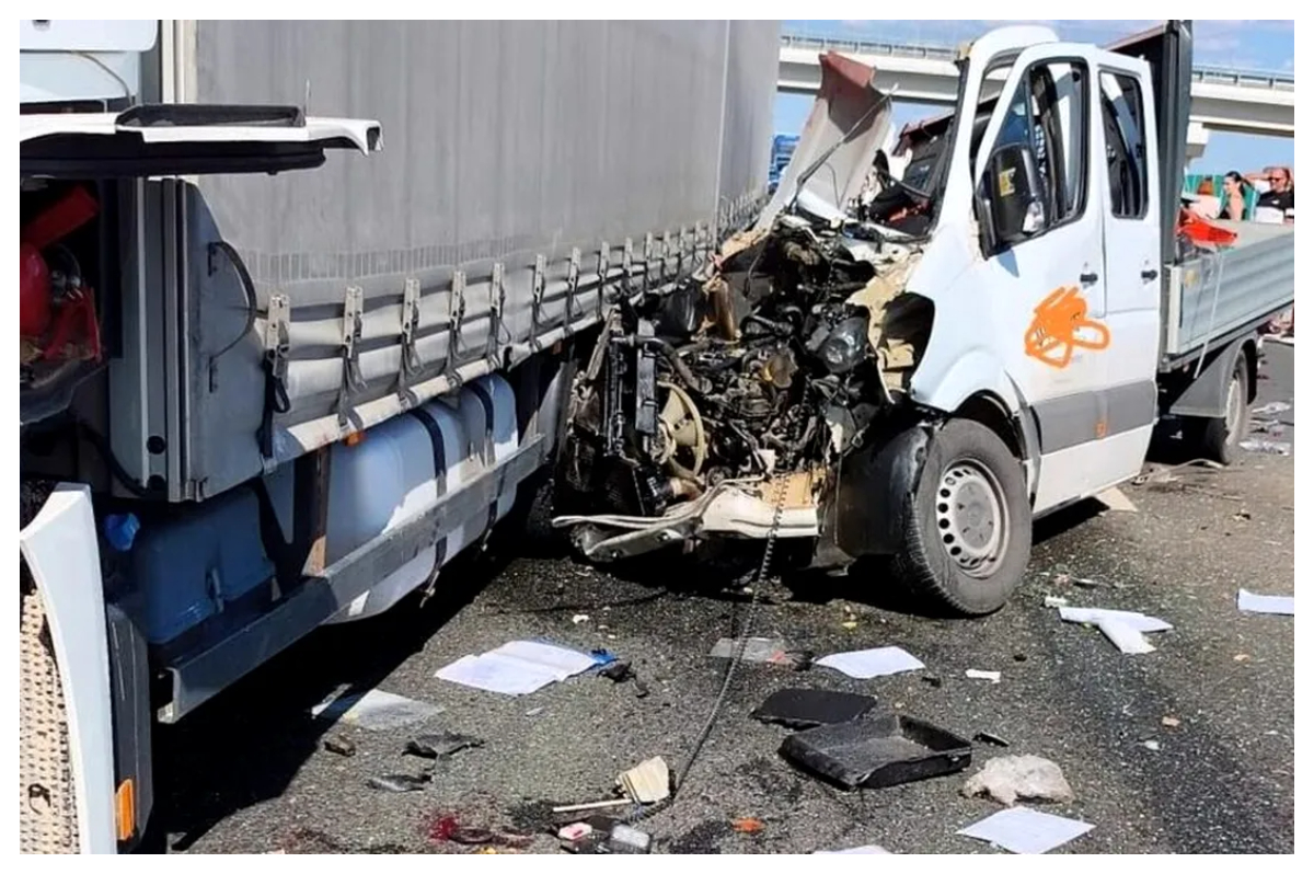 Tragedie pe Drumul Expres 12. Trei persoane au murit în urma coliziunii dintre un autotren și o autoutilitară