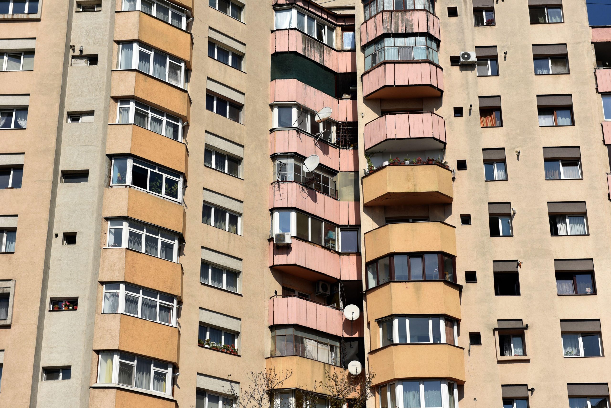 Reguli pentru închiderea balconului la bloc. De ce este obligatorie autorizația de construire