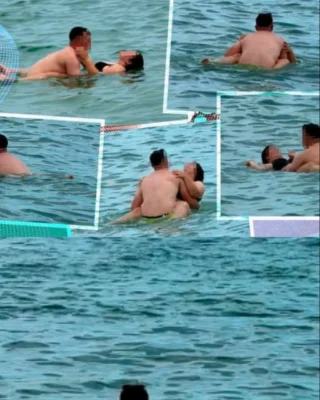 Gestul romantic al unor tineri pe o plajă din Mamaia a atras privirile sutelor de turiști aflati în mare