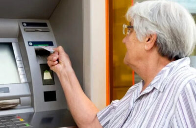 Veste mare pentru pensionari: Se schimbă data la care intră pensia pe card în septembrie!