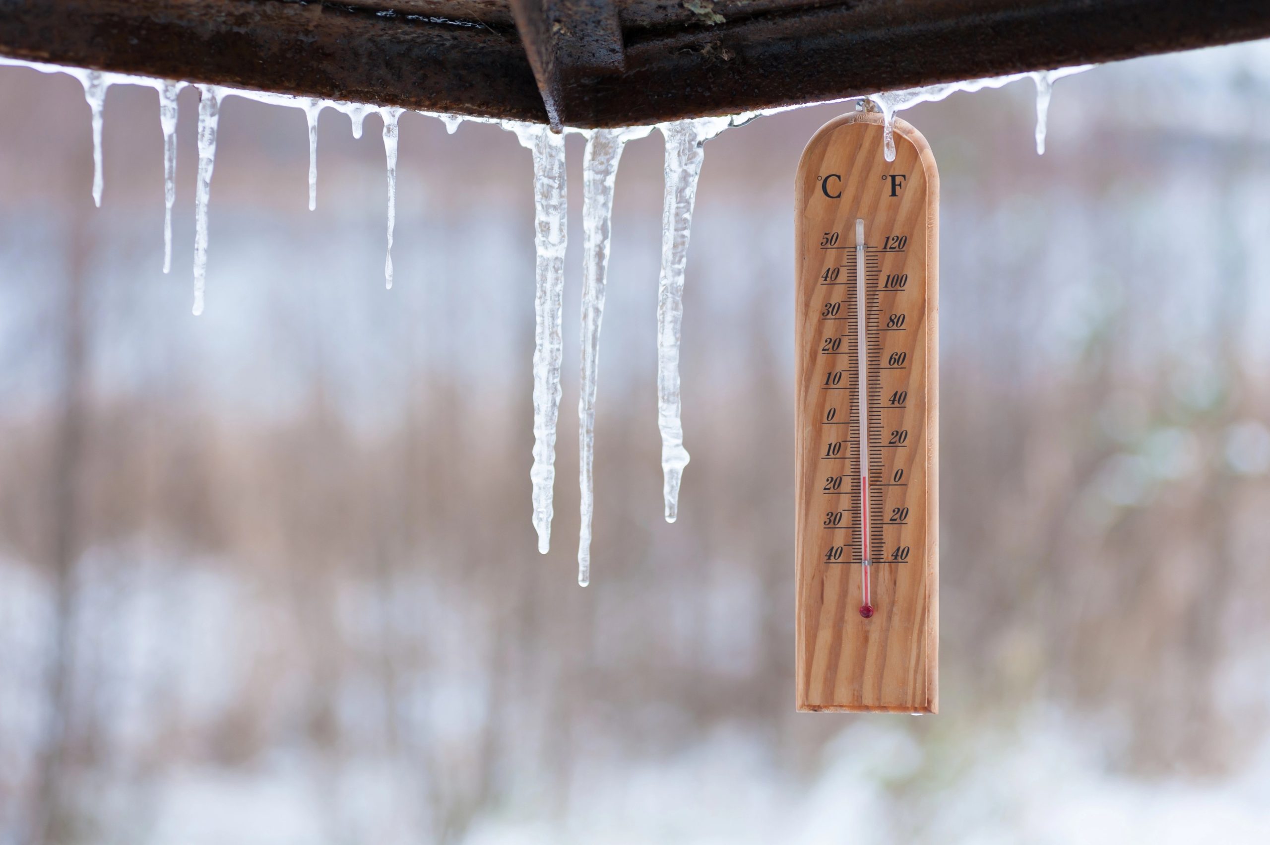 Fenomen straniu în România: Unde au scăzut temperaturile sub zero grade. Meteorologii au explicat totul