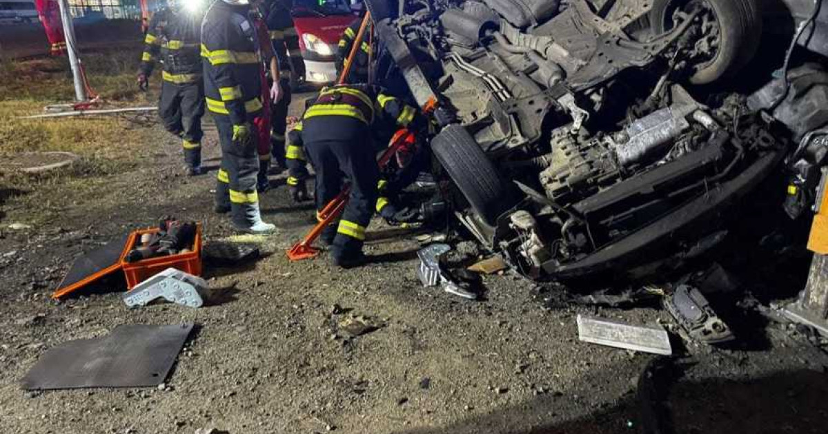 Accident rutier în Timiș. Un șofer a ajuns la spital după ce s-a răsturnat cu mașina într-un sens giratoriu