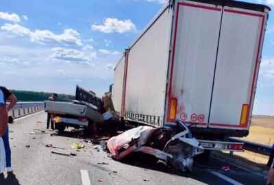 Tragedie fără margini pe DEx12! Trei morți după ce o autoutilitară a spulberat un TIR oprit pe bandă din cauza unei pene