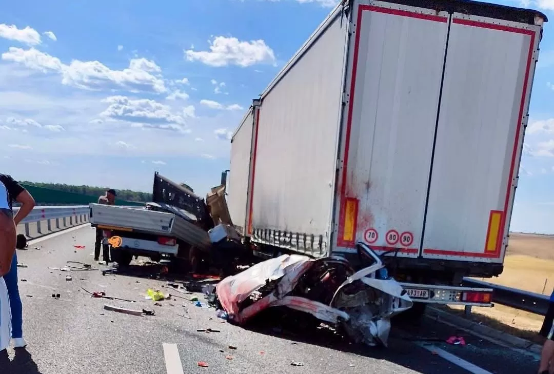Tragedie fără margini pe DEx12! Trei morți după ce o autoutilitară a spulberat un TIR oprit pe bandă din cauza unei pene