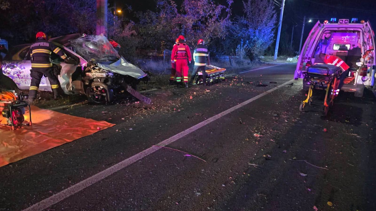 Tragedie rutieră la Petroșani. Doi tineri au murit după ce mașina în care se aflau s-a izbit de un stâlp