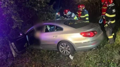 Tragedie rutieră în Prahova. Doi tineri au murit după ce mașina s-a izbit de un copac în urma unei provocări pe TikTok