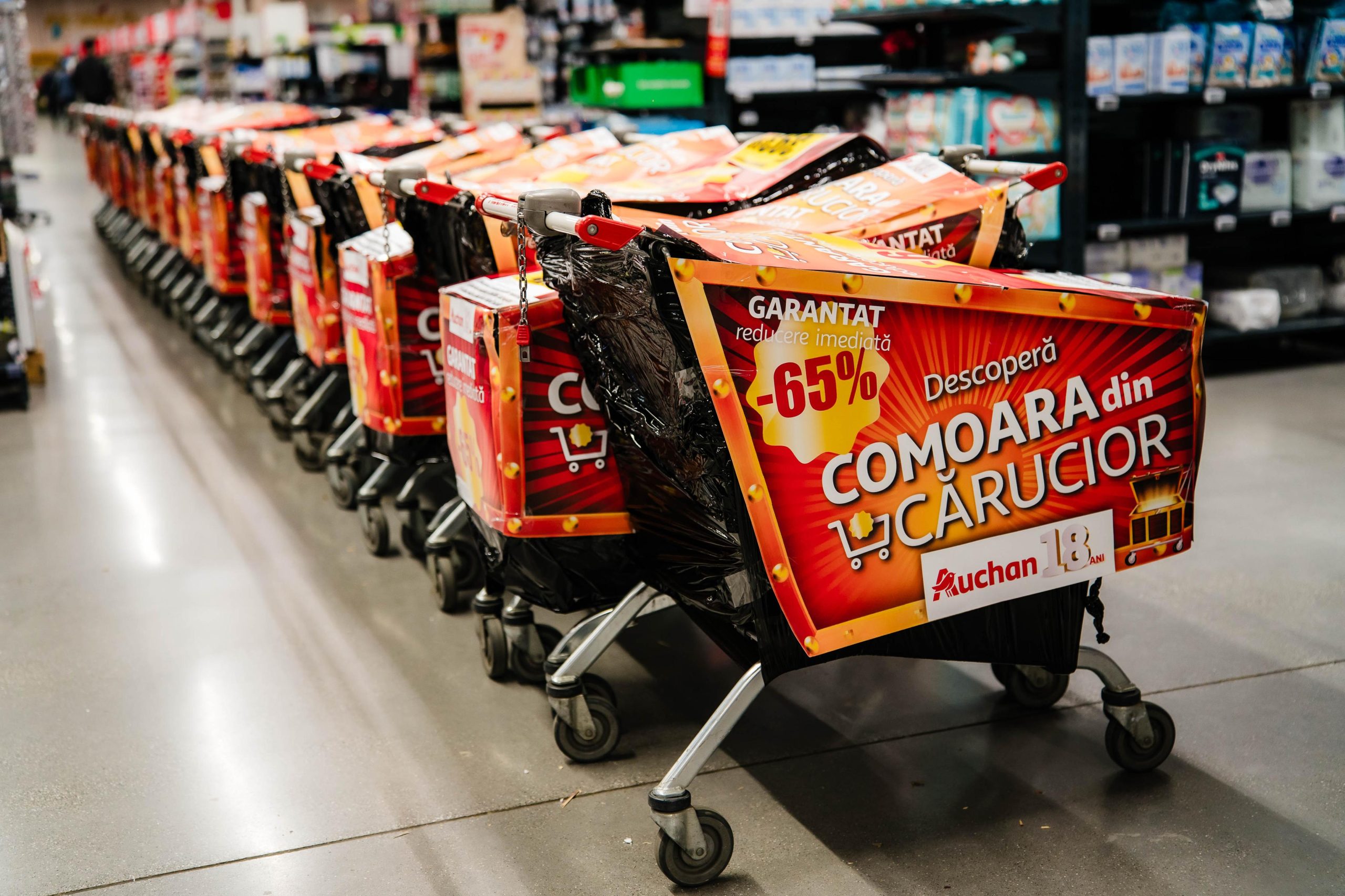 Gata cu cozile la casele de marcat! Auchan introduce în România cărucioarele inteligente cu tabletă