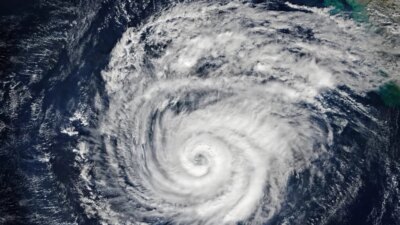 O masă de aer polar lovește România. Urmează o răcire accentuată și ninsori la munte