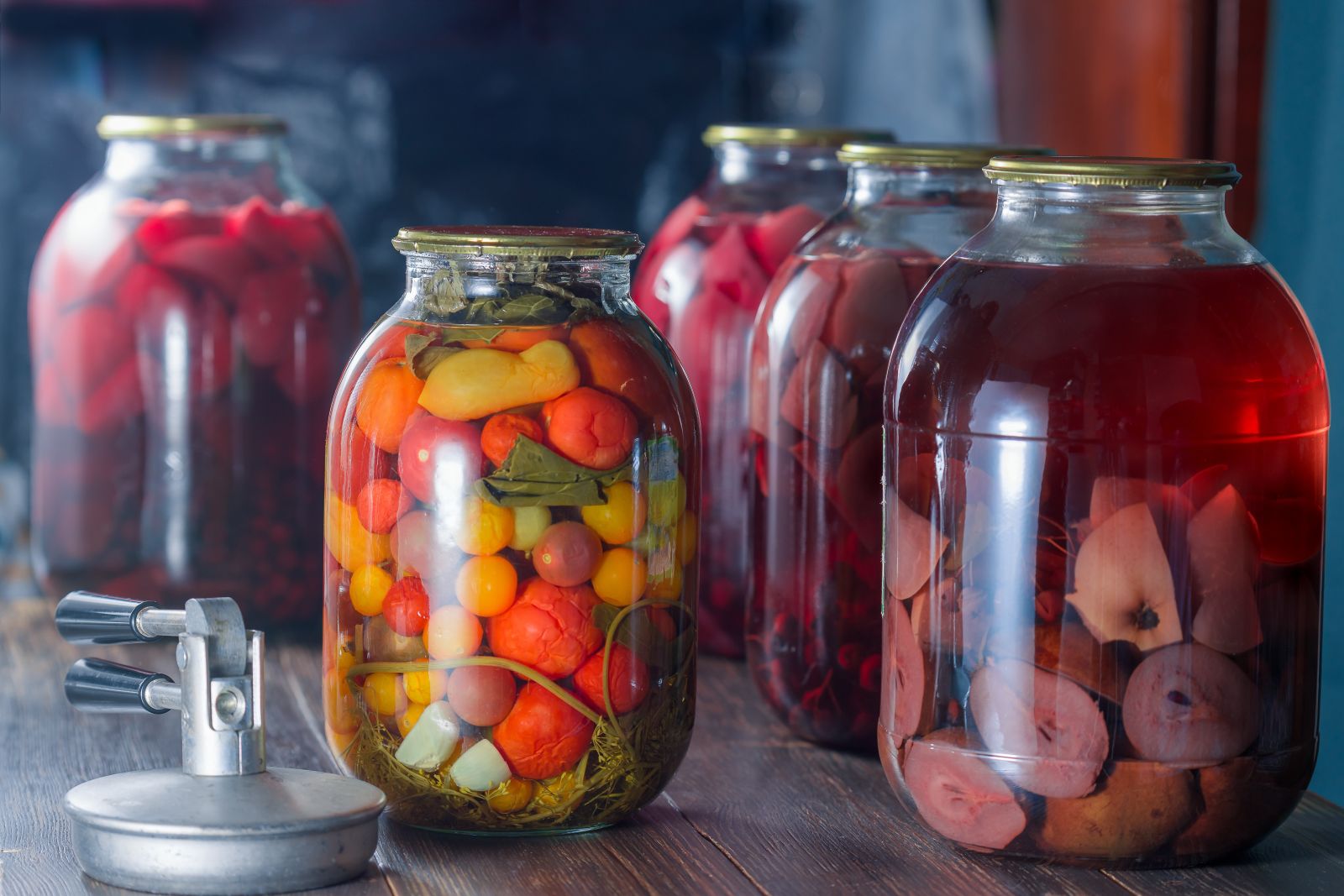 Pericolul ascuns din borcanele pentru iarnă: Ce greșeală fac mulți români când pun conserve
