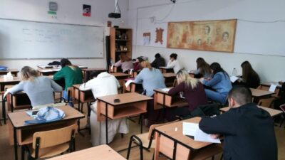 Școala a început fără manuale pentru elevii de clasa a IX-a. Soluția neașteptată venită de la minister