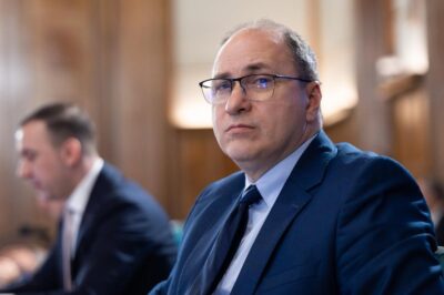 Începutul an școlar aduce reguli neclare și manuale lipsă. Ministrul respinge acuzațiile de haos
