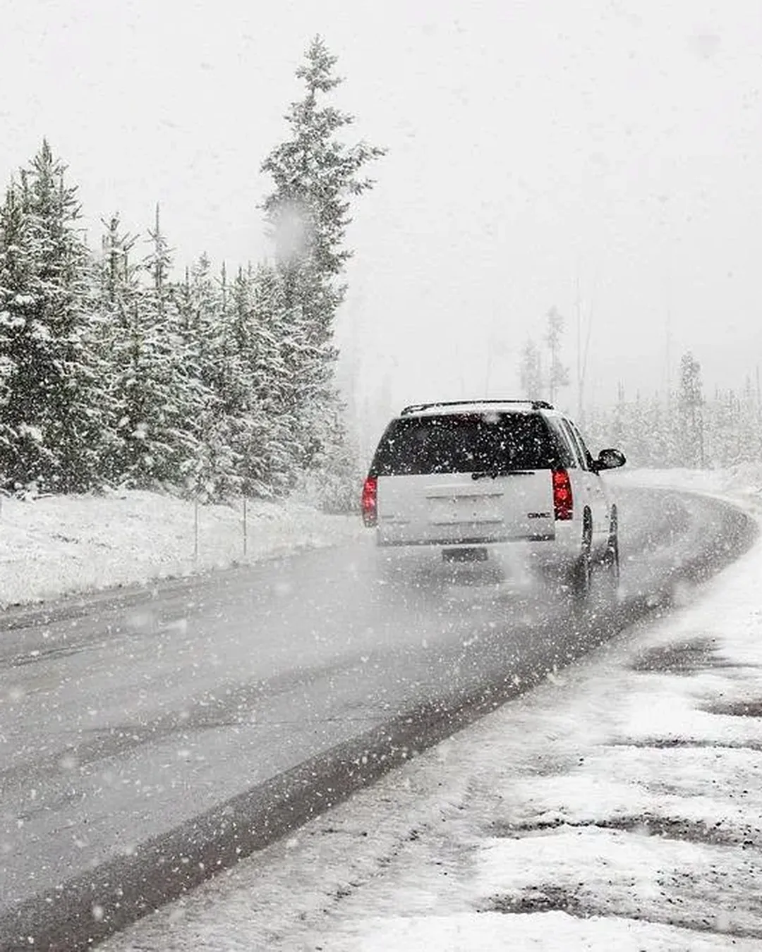 Vremea se schimbă radical în România. Meteorologii anunță ploi torențiale și primele ninsori la munte