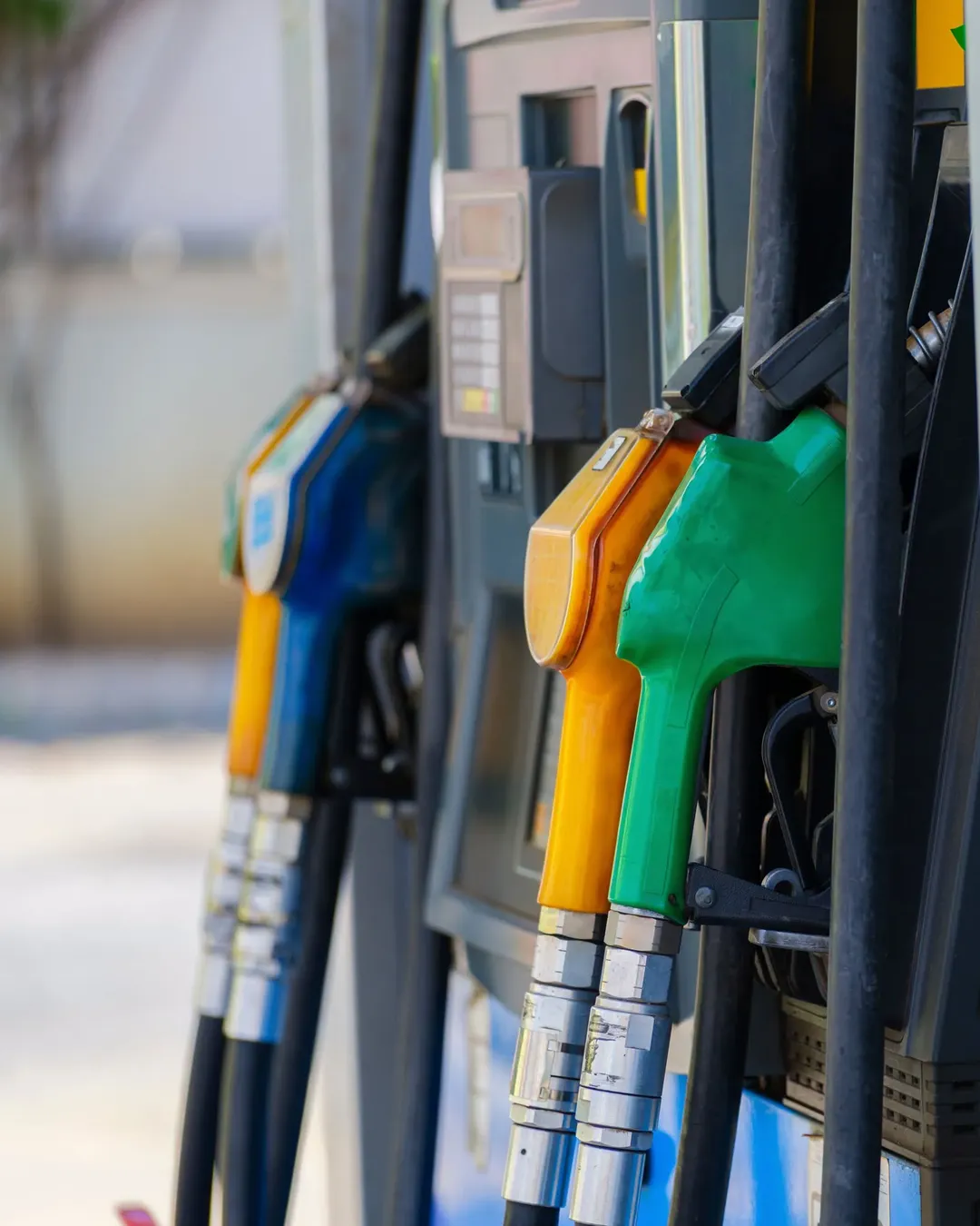 Noi scumpiri la carburanți. Un plin de benzină a depășit pragul de 490 de lei