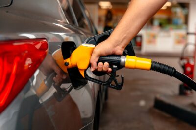 Prețul benzinei a explodat! Nou record istoric la pompă și motorina trecută de…