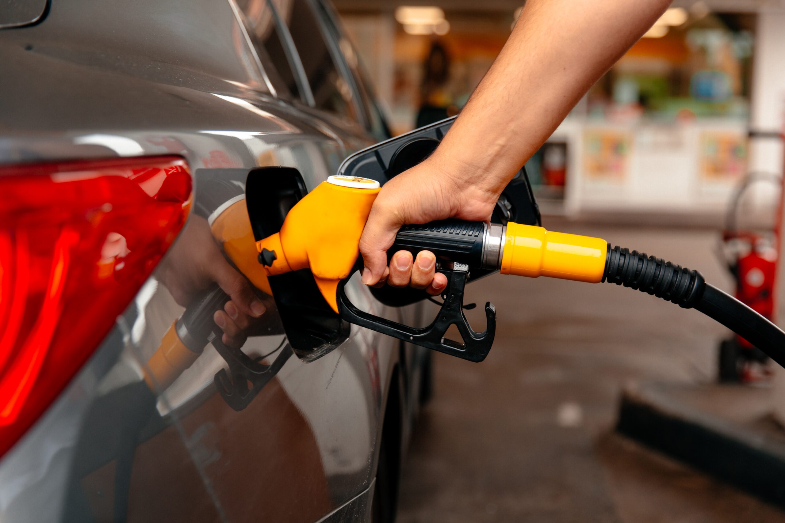 Prețul benzinei a explodat! Nou record istoric la pompă și motorina trecută de…