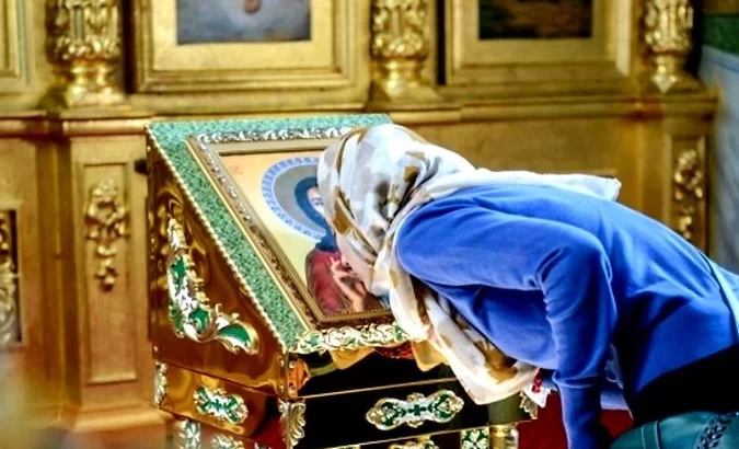Ce trebuie să pui lângă icoană înainte de culcare, de Sfânta Maria Mică. Tradiția care îți apără casa
