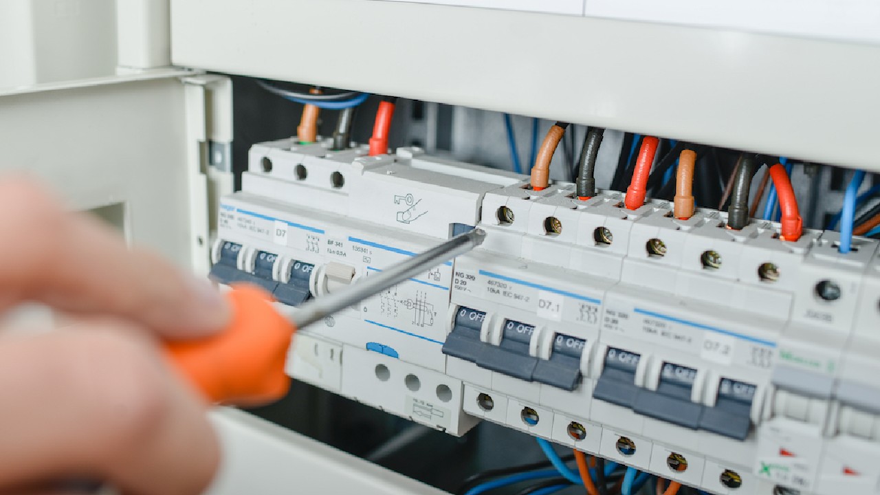 De ce îți sare siguranța în casă? Greșeala uriașă pe care o fac toți românii la panoul electric