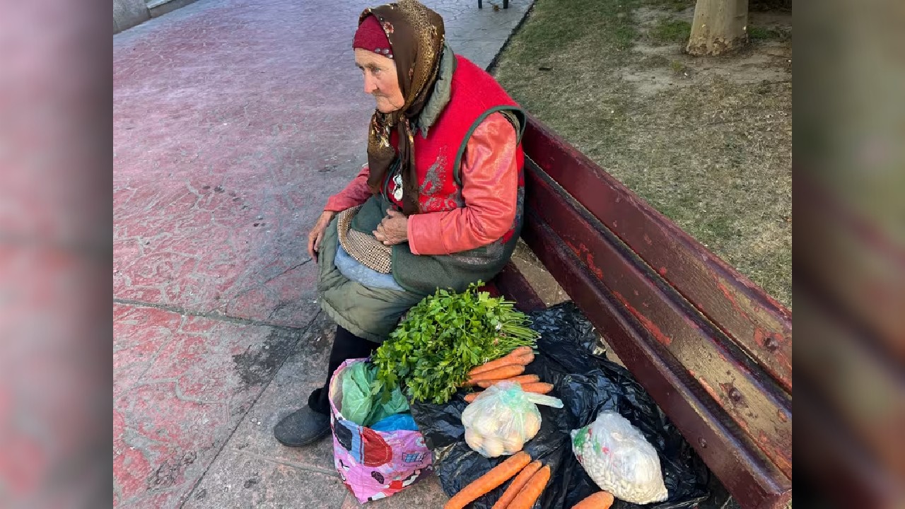 Drama sfâșietoare a unei bunicuțe de 80 de ani! Nu are bani de tarabă și își vinde marfa pe o bancă
