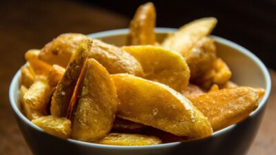 Secretul pentru cartofi wedges crocanți ca la fast-food. Trucul genial pe care trebuie să-l știi