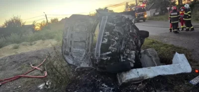 Tragedie rutieră în Suceava. Două persoane au murit carbonizate după ce mașina în care se aflau a intrat într-un cap de pod și a luat foc