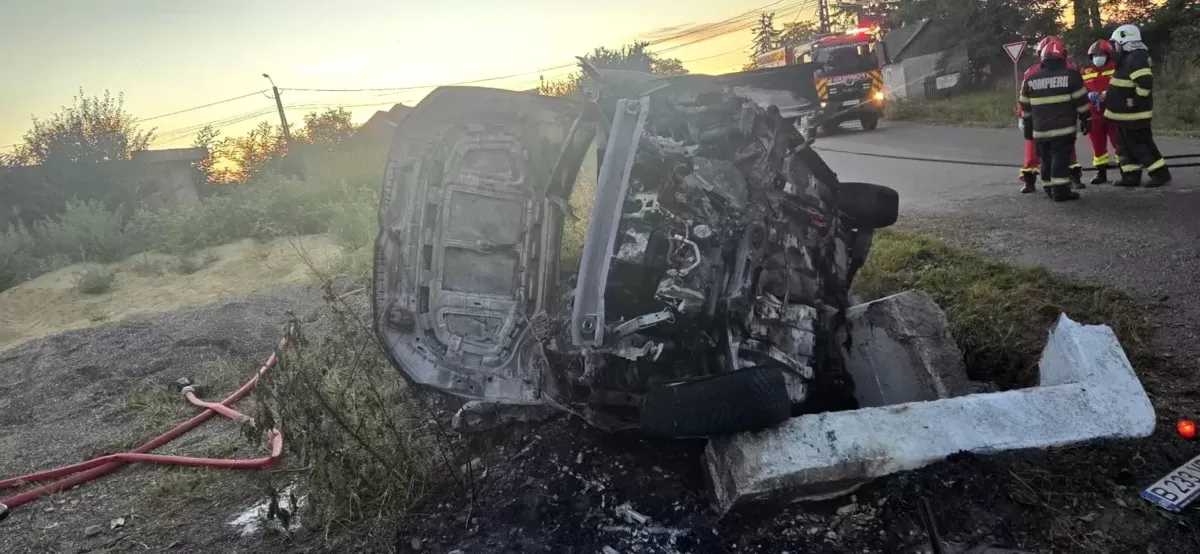 Tragedie rutieră în Suceava. Două persoane au murit carbonizate după ce mașina în care se aflau a intrat într-un cap de pod și a luat foc