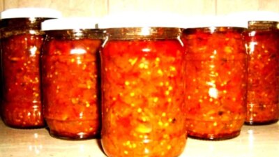 Greșeala pe care o fac multe gospodine la zacuscă. Să întorci sau nu borcanele cu capul în jos?