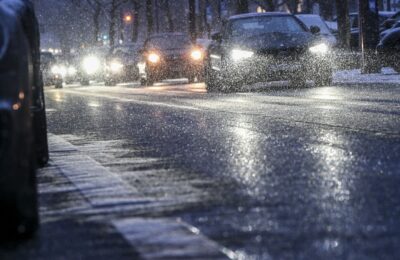 Când devin obligatorii anvelopele de iarnă. Regula pe care mulți șoferi o interpretează greșit