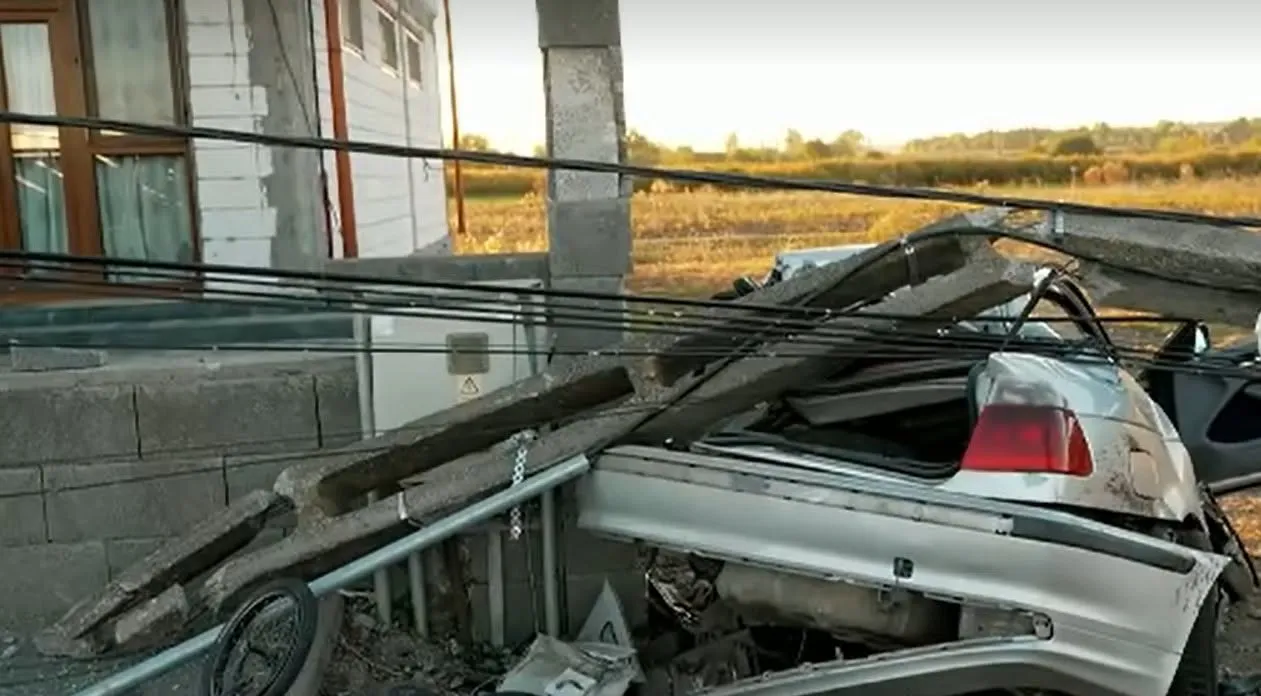 Accident grav în Câmpia Turzii. Un copil de 6 ani și tatăl său, spitalizați după ce mașina a lovit un stâlp