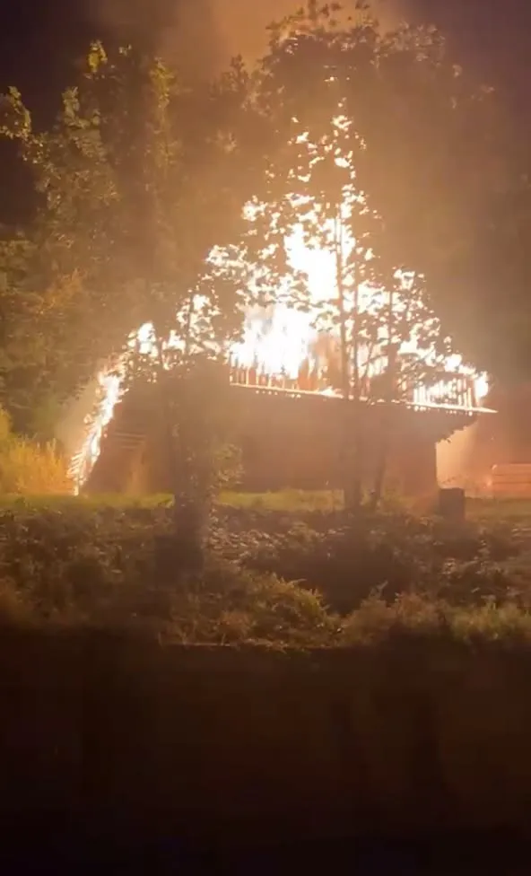 Al doilea incendiu la Mănăstirea Bisericani în ultimele luni. Anexe gospodărești distruse de flăcări
