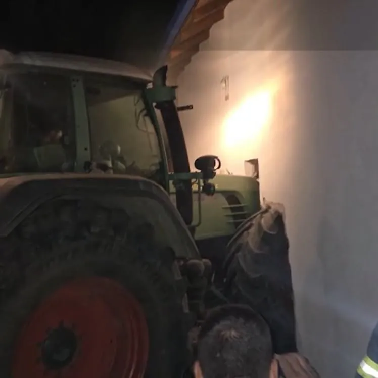 Un șofer băut a intrat cu tractorul în casa unei familii din Iași. O mamă și copilul ei au scăpat ca prin minune