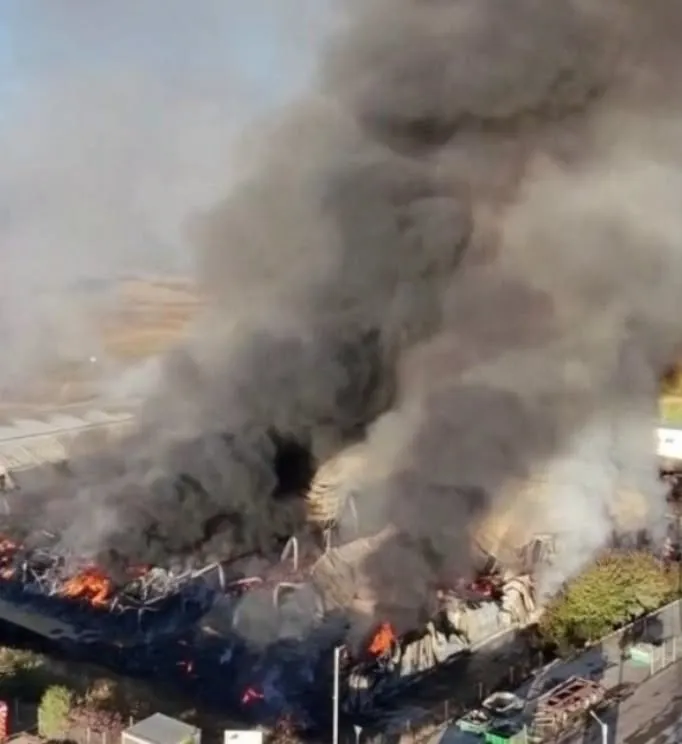 Incendiu puternic la o hală de reciclare din Sibiu. Zeci de pompieri luptă cu flăcările și norul dens de fum toxic