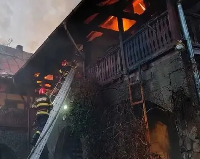 Incendiu provocat intenționat la Mănăstirea Bisericani. Dependințe distruse și o persoană rănită