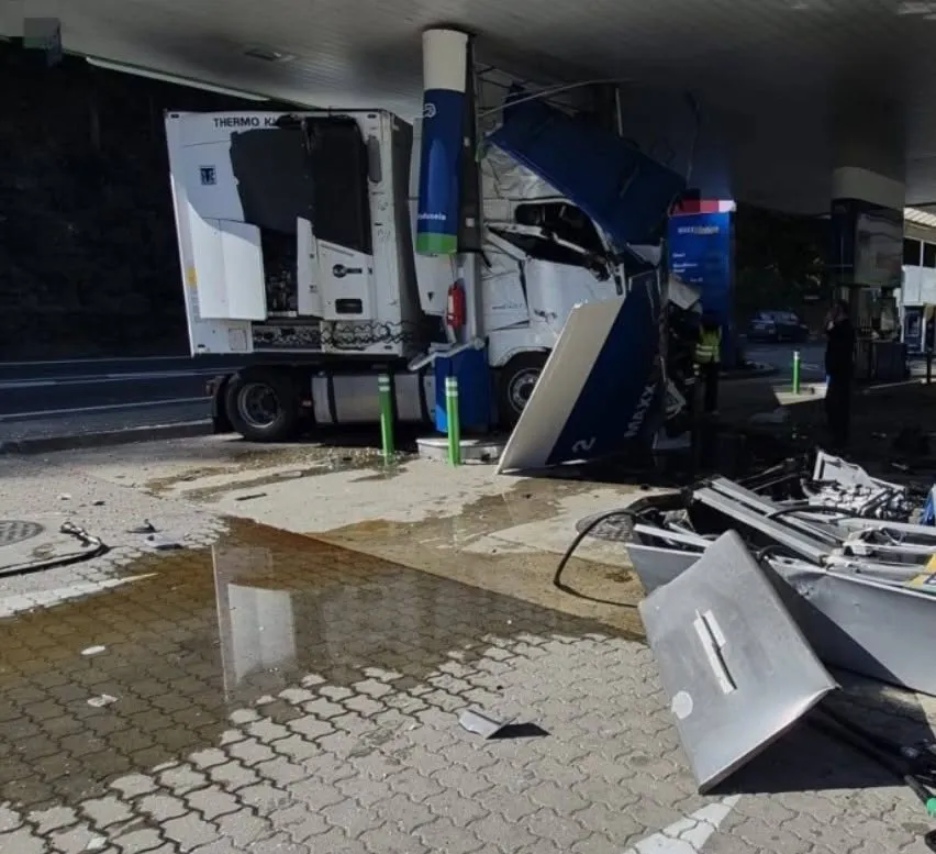 Circulație oprită la ieșirea din Călimănești. Un camion a avariat o pompă de carburant, iar șoferul este încarcerat