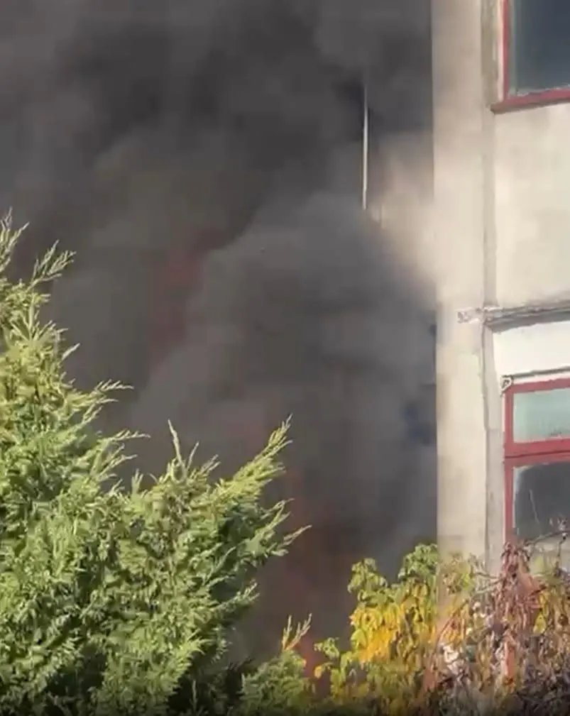 Incendiu puternic la un depozit de mobilă din Bihor. Șapte autospeciale trimise pentru stingerea flăcărilor